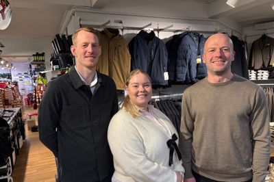 Hos Tøjeksperten og Sportigan i Videbæk er man klar til at gøre noget ekstra ud af fars dag med gode tilbud, pølser på gaden og hyggelig aftenstemning. Holdet er fra venstre: Butikschef Kasper Sørensen, Ditte Sepstrup og medindehaver Rasmus Kvistgaard.