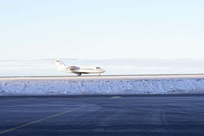 Kong Frederik er onsdag ankommet til Nuuk Lufthavn i Grønland.