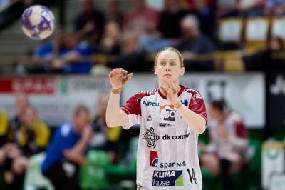 Emma Lindqvist scorede seks gange, da Ikast-kvinderne sejrede sikkert i Horsens. Tirsdag og lørdag afgøres puljekampene i slutspilsgrupperne.