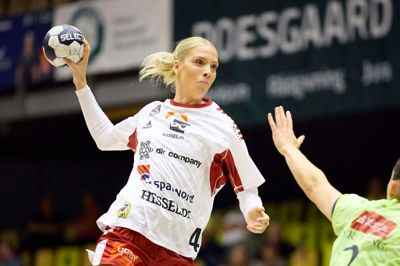 21-årige Julie Scaglione kom til skade under fredagens træningskamp mod Silkeborg-Voel. Nu står landsholdsbacken fra Ikast Håndbold foran en lang pause.
