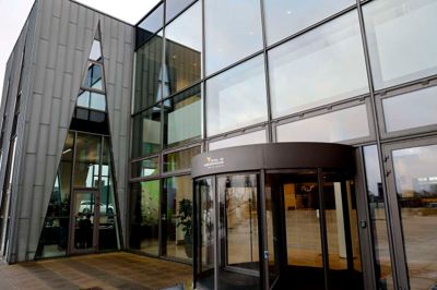 På Social- og Sundhedsskolen Midt- og Vestjylland er der store frustrationer over, at de srilankanske elever nu ikke længere kan fortsætte på skolen.