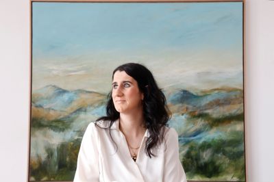 Caroline Byg Ejstrup har bestilt dette maleri hos den lokale kunstner Linda Stampe. Det hænger i familien Byg Ejstrups hjem i Spjald. Caroline Byg Ejstrup bad hende male et landskab fra sin hjemegn, Hvide Sande.