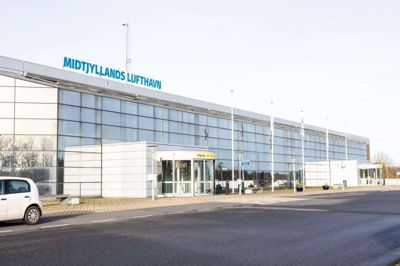 I mange år hed lufthavnen Midtjylland Lufthavn, men den har nu skiftet navn til Midtjylland Karup Airport efter Heartlands opkøb.
