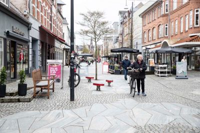 Terrassen i baggrunden er væk, så nu skal der opsættes nyt byrumsinventar i Hernings gågade.