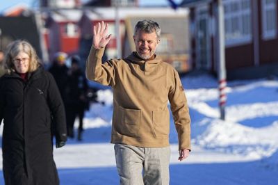Kong Frederik ankom til Hans Egedes Hus kort efter sin ankomst. Her spiste han frokost og sagde efterfølgende et par ord til den fremmødte presse.
