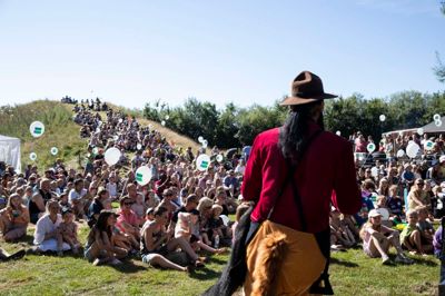 Det er et skønt syn, når bakken på Lægsgård bliver til en kæmpe børne-tribune ved den årlige Ikast Børnefestival. 15. august er det igen tid til fest og underholdning.