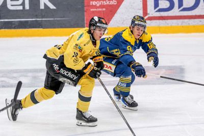 Hjalte Thomsen (t.h.) bragte Blue Fox på sejrskurs mod Esbjerg efter bare fire minutters spil.