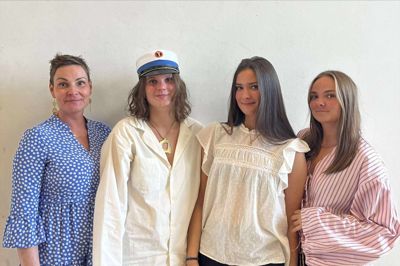 Nina Nedergaard yderst til venstre ses her sammen med sine tre piger - fra venstre Jasmin, Mynte og Camille. Billedet er taget i juni sidste år. Privatfoto