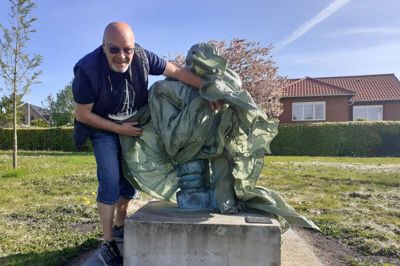 Kulturelt Samråd har blandt andet givet penge til at flytte skulpturer til en skulpturpark i VIdebæk. En af skulpturerne viser Jens Laurids Lauridsen fra kunstgruppen under VIdebæk Borgerforening her frem.