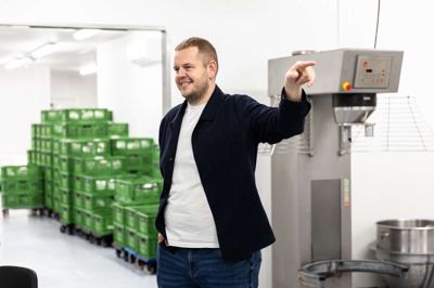 Nicolaj Lauersen, indehaver af Gastro 13, håber at Fødevarestyrelsen hurtigt kan opklare årsagen til at hundredvis af kunder fik maveonde i april.