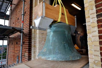 Sct. Johannes Kirke fik ny kirkeklokke i 2023. Natten til søndag kimede den med jævne mellemrum og det blev hørt af flere beboere i nabolaget,