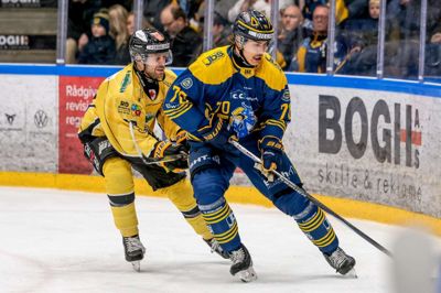 Oliver Kiljunen (t.h.) kommer ikke selv på isen i finaleserien mod Herlev Eagles. Han må nøjes med at støtte holdet fra tribunen, efter at han er blevet opereret hjemme i Finland.