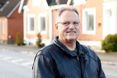 Formand for borgerforeningen Bjarne Jensen glæder sig over, at Haderup nu snart kan tage byens nye trehjulede taxi i brug.