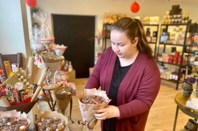 Inna Budnik, kendt for sine spiselige buketter, overtager 1. juni Idé Blomster i Aulum, som Helle Ankerstjerne har solgt efter 27 år.
