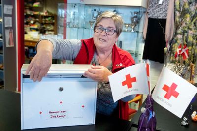 Margit Lysgård og de andre frivillige hos Røde Kors i Ikast har mange jern i ilden - lige fra julehjælp til at styre genbrugsbutikken på Strøget. Og nu er der jubilæumsfest på programmet.