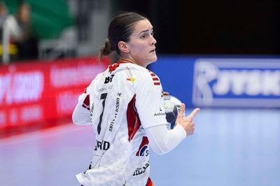 Stine Skogrand scorede utrolige 14 mål mod Viborg, men anføreren stod med en blandet følelse i kroppen efter kampen. Holdet ramte nemlig ikke dagen og måtte nøjes med uafgjort mod arvefjenden. Især returløbet kunne ikke følge med Viborgs veloplagte kontrafase.