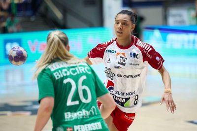 Jamina Roberts (t.h.) scorede derbyets sidste mål, da Ikast Håndbold vandt 40-37 i den første slutspilskamp i Viborg.