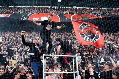 Sådan så det ud i 2022, hvor lidt over 10.000 FCM-fans tog til pokalfinale mod OB i Brøndby. På torsdag samles mere end 16.000 med ulvehjerte i Parken.