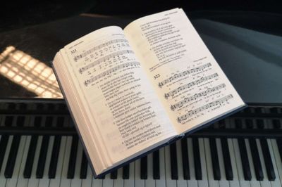 Højskolesangbogen, klassiske værker, moderne sangstykker. Vildbjerg-Koret kommer vidt omkring i musikkens verden. I denne måned er det 50 år siden, koret blev stiftet.