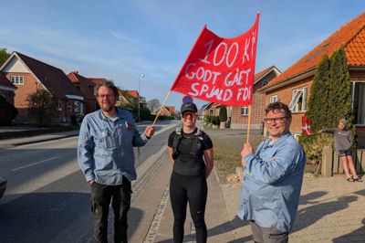 På dette arkivfoto har FDF i Spjald afsluttet et stort gåprojekt. En gruppe lokale FDF'ere gik 100 kilometer, inden de ramte Spjald by, hvor andre FDF'ere stod klar med en lille velkomstportal.