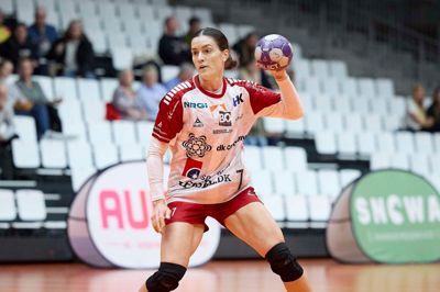 Stine Skogrand, norsk verdensmester og anfører hos Ikast Håndbold, nettede fem gange under onsdagens storsejr i Ringkøbing. Der resterer syv kampe i Kvindeligaens grundspil.