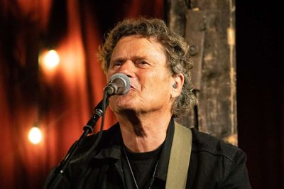 Poul Krebs er en af de musikere, der gæstede Remisen i 2025. Og igen i år giver han koncert på spillestedet i Brande.
