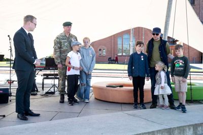 Det har været svært at finde den rigtige ramme for at vise anerkendelse til veteraner i Ikast-Brande Kommune. På budgetforliget satte forligspartierne penge af fra eventpuljen til en fejring eller markering. Nu skal veteranerne tages med i beslutningen. Hvordan vises bedst tak og taknemmelighed? Billedet er fra Torvet til den nationale flagdag for veteraner.