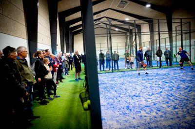 Det tiltrak masser af mennesker, da padelhallen i Engesvang blev indviet. Nu har foreningen søgt - og fået - tilskud til at få varme i hallen. Og der er flere penge at søge.