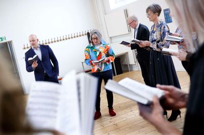 Kulturminister Jacob Engel-Schmidt (M) besøgte for to år siden Sangens Hus, hvor direktør Elsebeth Gerner Nielsen og borgmester Dorte West tog imod. Nu flytter en forskningsenhed fra Aarhus til Sangens Hus i Herning.