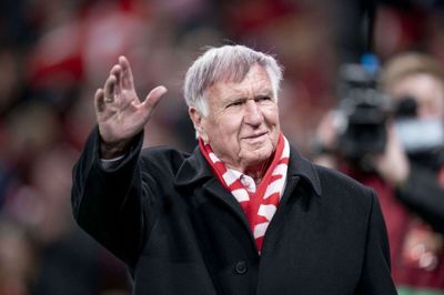 Sepp Piontek var dansk landstræner fra 1979 til 1990. Han er død som 85-årig efter kort tids sygdom. Her ses han i 2021, da han i forbindelse med en landskamp blev hyldet i Parken. (Arkivfoto).