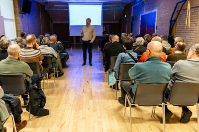 Skoleleder Engesvang Claus Bredahl Sørensen kunne til et velbesøgt borgermøde fortælle om, hvor langt man er i forløbet med den nye Engesvang Skole. Bagefter diskuterede de fremmødte, hvordan Vision 2020 kan videreudvikles.