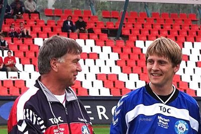 Afskedskamp for Morten Bruun den 6. juni 2001. Her sammen med Sepp Piontek, der ifølge oprindelig billedtekst her forsøger at lokke Bruun over på oldboyslandsholdet.