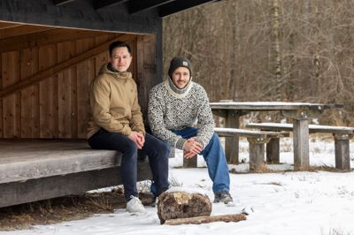 Vennerne John Cheng og Emil Dahl Pedersen (t.h.) elsker at komme ud i naturen sammen med børnene. De kunne ikke være med til fotograferingen, men oplevelserne med børnene er centrum for fortællingerne i bogen »Ulveunger på sheltertur«.