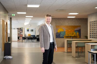 Torben Østergaard kan se frem til sin forestående 50-års fødselsdag. I den anledning har vi besøgt ISI-direktøren til en snak om friskoleånden, om at være i konstant udvikling og om at præge mennesker til at følge deres drømme.