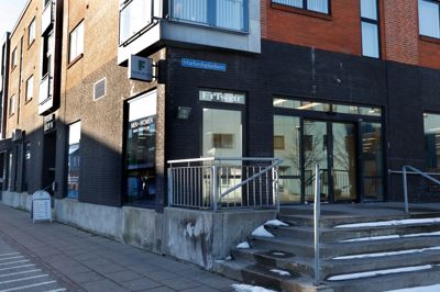 Tidligere har der været Fakta og Coop365 i Vestergade 10. Fra maj vil der være fysioterapi og træningscenter i det meste af stueplanet, hvor der i forvejen ligger en frisørsalon ud mod Vestergade. Den fortsætter efter ejerskiftet.