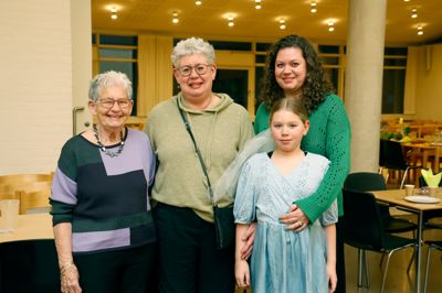 Familien Bjerregaard mødte op med fire generationer, da Fonnesbæk Kirke inviterede til spaghetti-gudstjeneste og fastelavnsfest. Fra venstre oldemor Kirsten, mormor Helle, mor Christina og »prinsesse« Elena.