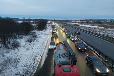 Et uheld skabte fredag morgen en længere kø på Herning-motorvejen.