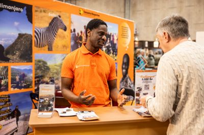 Peter Mwamoto fra rejsebureauet Tanzania Eksperten med hovedkontor i Herning har brugt de seneste dage på at vejlede potentielle kunder på rejsemessen Ferie for Alle i Herning.