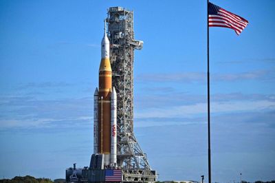 Raketten og rumfartøjet, som skal sende fire astronauter på tur rundt om Månen, blev gjort klar til affyring i januar i Kennedy Space Center i Florida. Siden er opsendelsen blevet udskudt to gange. (Arkivfoto).