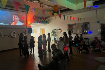 Skibbild-Nøvling Borgerforening havde arrangeret MGP-fest på Friskolen Asgaard. Skolens tidligere elev Nathaniel Bayangan Mogensen deltog nemlig i årets MGP. Omkring 100 deltog i festen.
