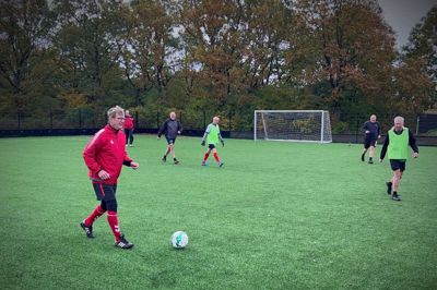 Det er særligt de ældre, der i stigende grad melder sig ind i foreninger. Billedet her er et arkivfoto fra gåfodbold i Silkeborg IF på Søholt.