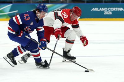 Morten Poulsen (t.h.) var først tilbage i Blue Fox-lejren fredag efter at have været med Danmark til OL, hvor han blandt andet var med mod USA. Den tilbagevendte kaptajn måtte i tredje periode forlade kampen med en skade.