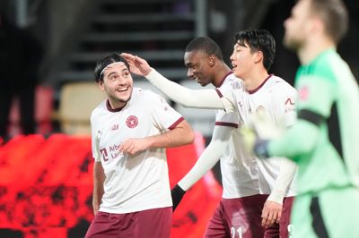 Aral Simsir får kærtegn fra Han-beom Lee efter 4-0-målet. Det faldt efter oplæg fra Simsir, som dermed nåede to mål og to assists i udesejren.