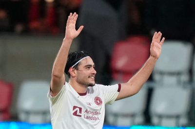 Aral Simsir havde noget at juble over. Den elegante kantspiller scorede to mål og leverede to assists i 4-0-sejren over Silkeborg.