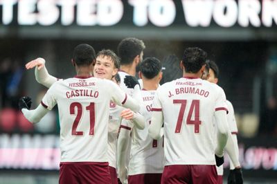 Victor Bak giver en velfortjent krammer til Denil Castillo (21) - en af de tre målscorere i FC Midtjyllands solide udesejr over lokalrivalerne Silkeborg IF.