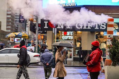 Søndagen er begyndt vådt i New York City, men ventes at slutte med en regulær snestorm.
