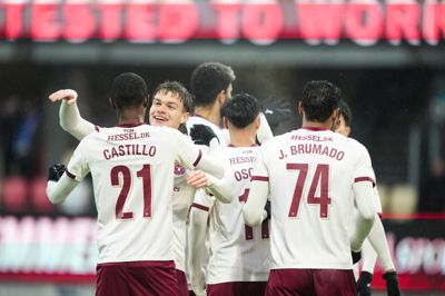 Victor Bak og Denil Castillo får sig en krammer efter sidstnævntes scoring til 2-0 mod Silkeborg. Ulvene har generelt haft meget grund til jubel i denne sæson.