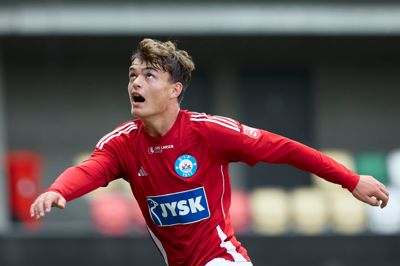 - Jeg forventer ikke så meget, som situationen ser ud lige nu. Men hvis muligheden kommer, så er jeg klar, og så er jeg sikker på, at jeg nok skal vise mig fint frem, siger Simon Stüker.