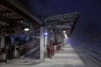 Togstation står dækket i sne under snestorm i Manhasset i New York.