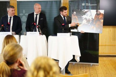 Tre ministre var mandag med til at præsentere regeringens nye udspil til kystbeskyttelse.